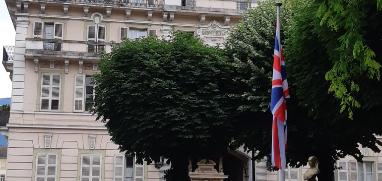 La Place du Revard avec le Drapeau Anglais